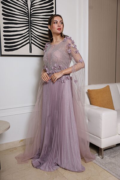 molan fashion A soft lilac-colored evening dress with a subtle sheen, in a design that combines luxury and softness at the same time.