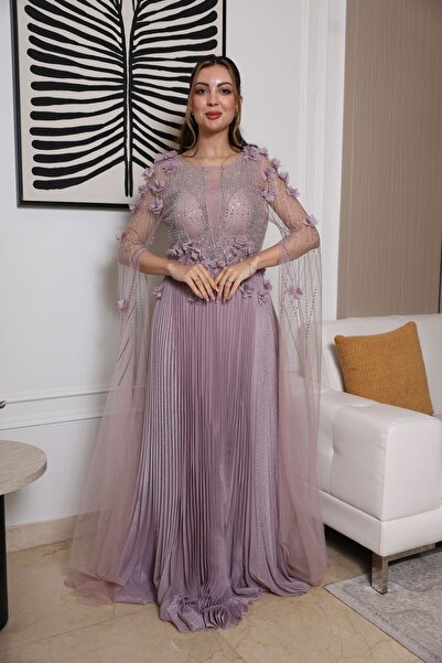 molan fashion A soft lilac-colored evening dress with a subtle sheen, in a design that combines luxury and softness at the same time.