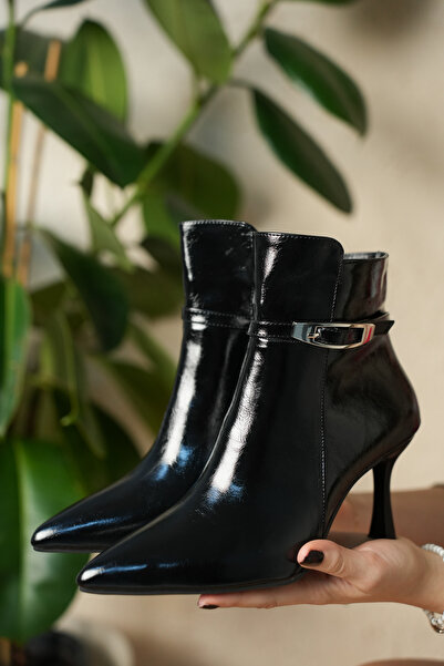 Melvoria Γυναικείες μπότες με μυτερή μύτη, λεπτό τακούνι και κομψή πόρπη