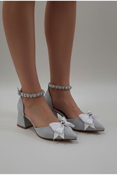 ŞAH حذاء سهرة فضي من الساتان بكعب سميك منخفض ومزين باللؤلؤ