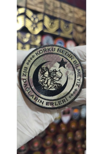 ÇUKUROVA ÜTÜ شعار ''نحن غير نعرف ما هو الخوف، نحن أبناء الجبال''، 7 سم، بلاست...