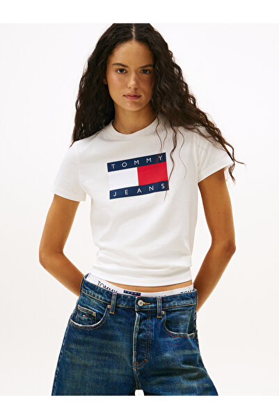 Tommy Hilfiger تي شيرت نسائي أبيض اللون بشعار تومي