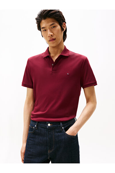 Tommy Hilfiger تي شيرت بولو رجالي بقصة عادية وتطريز علم باللون العنابي