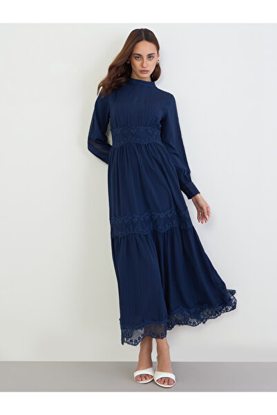 Styli فستان ماكسي متعدد الطبقات مع إضافات من الدانتيل الأزرق