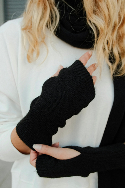 CHUBA Women's Knitwear Scarf & Beanie & Gloves Three-Piece Set Black 26W5006