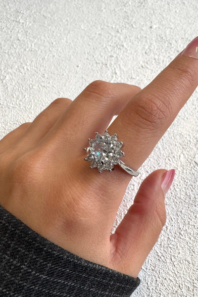 Leo'Stone خاتم نسائي من الفولاذ قابل للتعديل بتصميم حجر واحد من سلسلة دوقة الزركون الخاصة