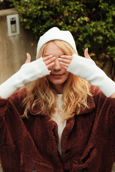 CHUBA Women's Knitwear Beanie and Gloves Two-Piece Set White 26W5005