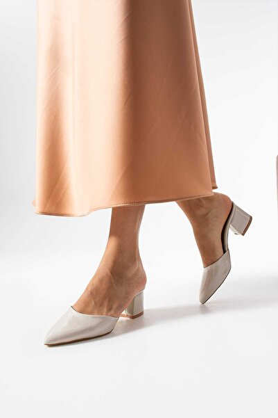 Bayramoğlu Παπούτσια με μυτερή μύτη με χοντρό τακούνι γυαλιστερές παντόφλες