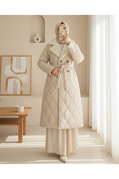 HİJABAYA Καπιτονέ παλτό με λούτρινο γιακά και επένδυση από βελούδο, με ζώνη σ...