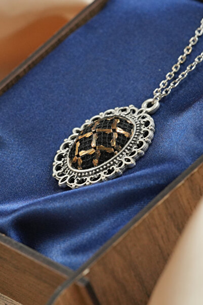 nicole gümüş Zamak Malzeme ve Siyah Tül Üzerine İşlenmiş El İşçiliği Tel Kırma Kolye