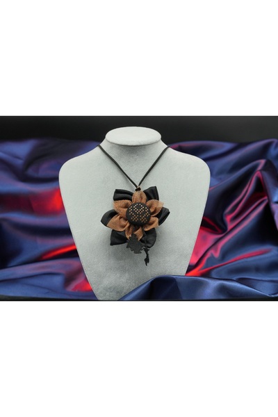 nicole gümüş Siyah Kumaş ve Kahverengi Tül Üzerine El İşçiliği Tel Kırma Kolye