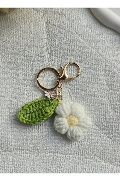 VEYA 🌼 Elegant handmade keychain with a lovely white flower design