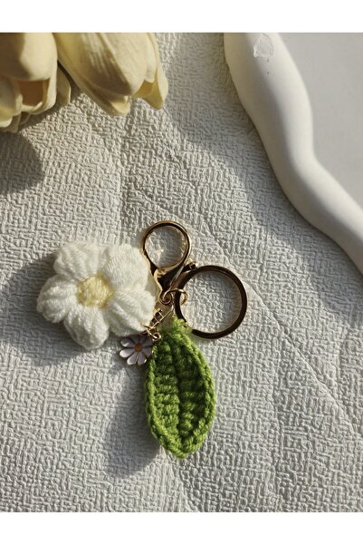 VEYA 🌼 Elegant handmade keychain with a lovely white flower design