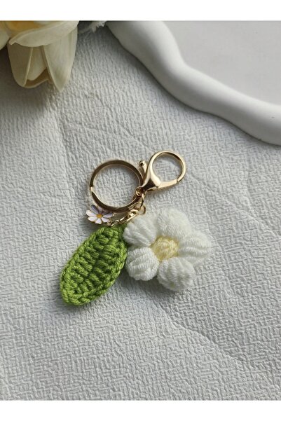VEYA 🌼 Elegant handmade keychain with a lovely white flower design