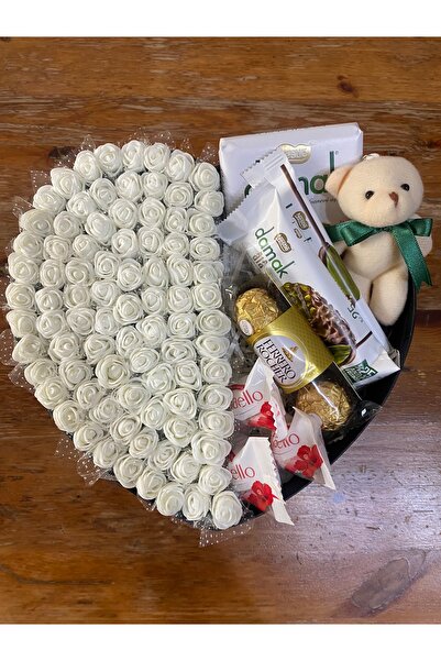Sweet Beyaz güllü ,kalpli kutuda çikolatalar