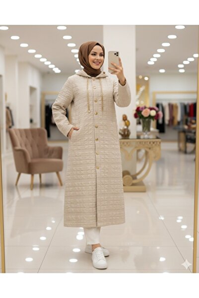 HİJABAYA Яке с качулка, копчета отпред и верижка, с детайли от капитониран плат