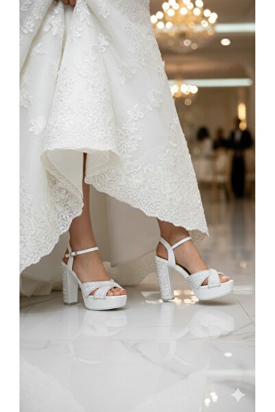 Btr Elegant women's evening sandals with an X-shaped heel at the front and zircon stones at the back of the heel.