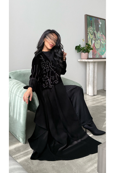 outline Black quarter-circle abaya with velvet fabric overlay