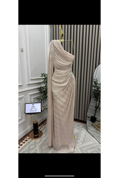 AREEJ FASHION An elegant evening dress with a one-shoulder design.