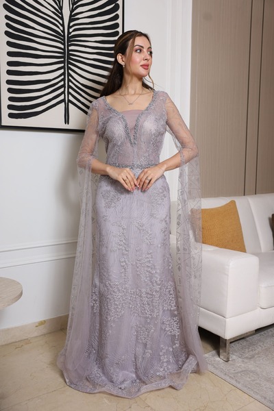 molan fashion An elegant evening dress in a lavender-gray color, designed with a straight cut that elegantly and gracefully accentuates the figure.