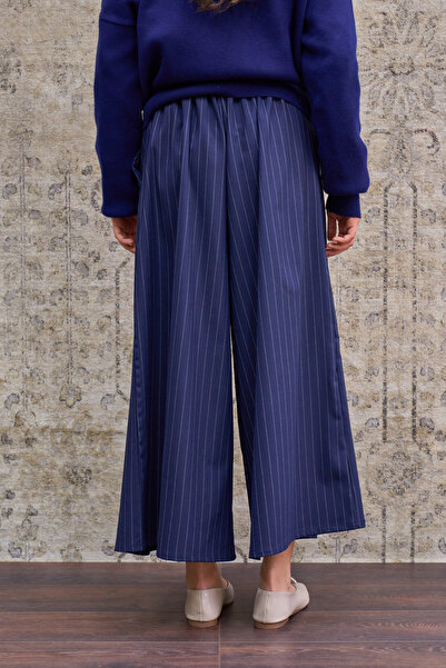 KÜÇÜĞÜM BUTİK Πλισέ παντελόνι από πολυβισκόνη σε μπλε ναυτικό χρώμα