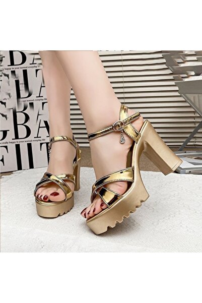 FASHION حذاء Desert Luxe المعدني بكعب عريض بتصميم منصة - إصدار لامع للنساء