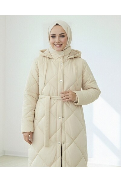 HİJABAYA Μακρύ καπιτονέ παλτό με ζώνη στη μέση, κουμπώματα στο μπροστινό μέρο...