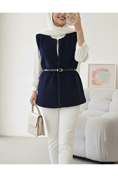 HİJABAYA Пола с двойни джобове и подплатена плюшена жилетка, подчертаваща тал...