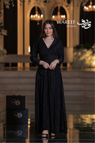 WAREEF FASHION Long black evening dress with a V-neck, long sleeves, and a waist belt embroidered with sparkling beads.