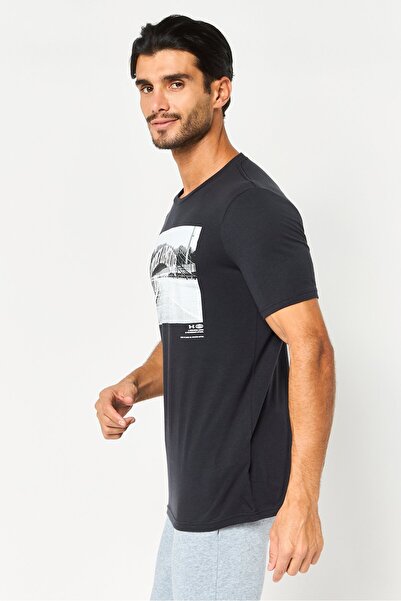 Under Armour Men Loose Fit Short Sleeve Outdoor T-Shirt, Black