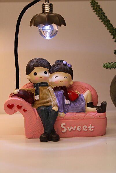 Butik Koltukta oturan çift biblosu Işıklı