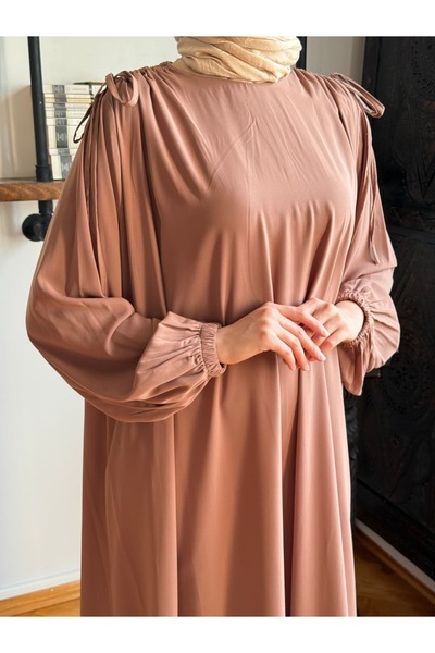 Navra FASHION MANUFACTURER فستان بتفاصيل نفق على الكتف من حرير المدينة 5063 N...