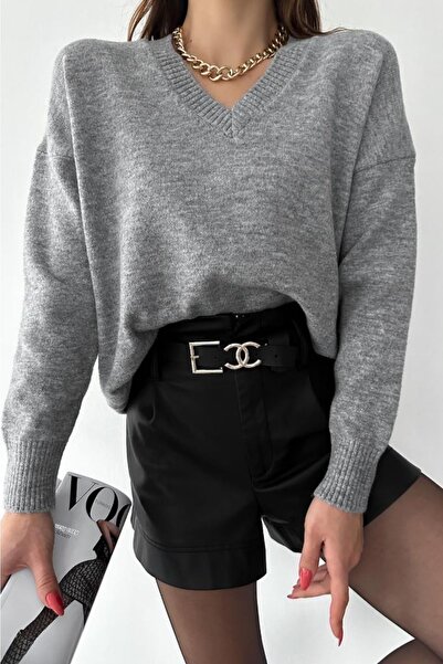 FEMELLE سترة نسائية منسوجة أساسية كبيرة الحجم ذات رقبة على شكل حرف V باللون ا...