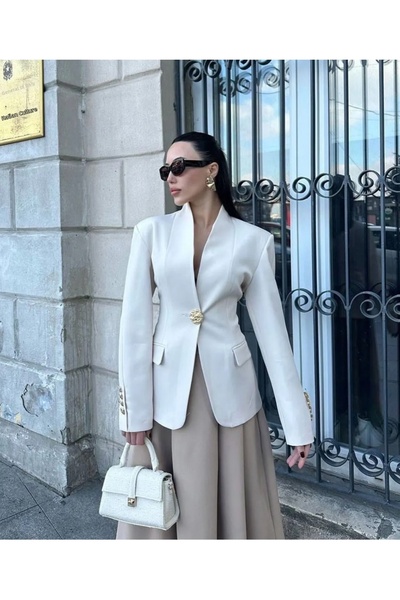 Askı Nişantaşı Jachetă premium cu guler șal crem, cu nasturi mari din metal auriu, cu buzunare ornamentale în față