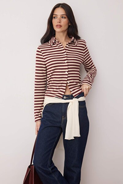 Trendyol Collection Ecru gestreifte, geknöpfte, figurbetonte Strickbluse mit ...