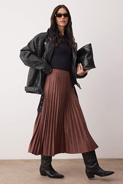 ترينديول كوليكشن تنورة طويلة مطوية من جلد الغزال البني على شكل حرف A ومرنة محبوكة TWOAW26ET00152