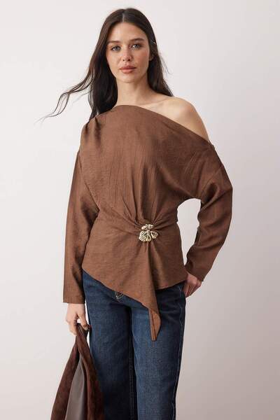ترينديول كوليكشن بلوزة منسوجة بدون أكتاف مع تفاصيل إكسسوارات باللون البني TWOAW26BZ00280