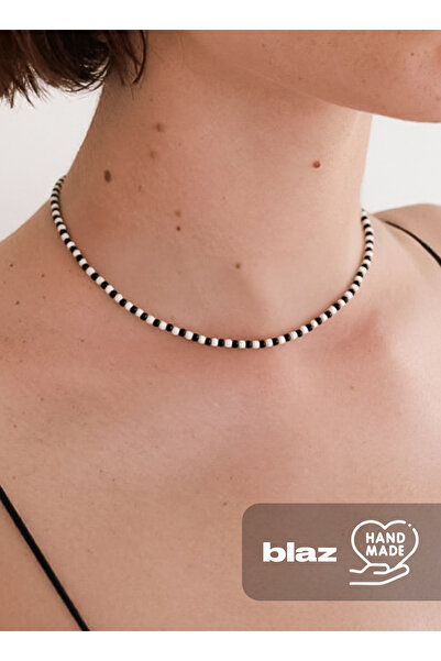 SOFT قلادة مصنوعة يدويًا من الخرز الأسود والأبيض