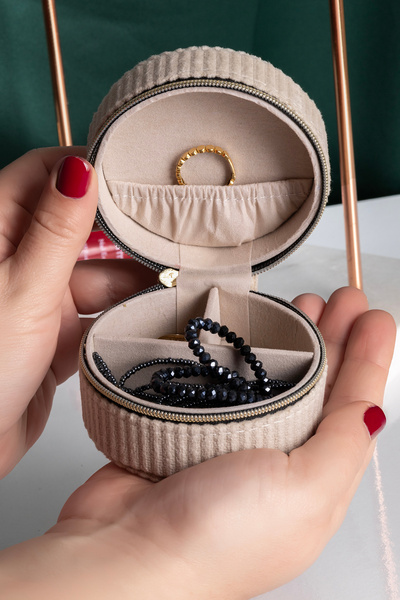 Ecrou Yuvarlak Kadife Takı Kutusu Ekru 8 x 8 x 5,5 cm