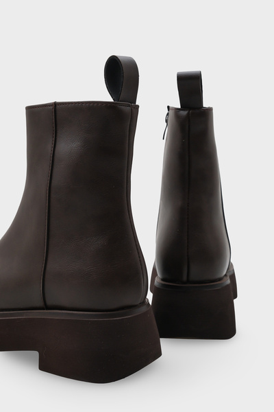 Capone Outfitters Γυναικείες μπότες Darla με στρογγυλή μύτη με φερμουάρ στο πλάι Trak Sole