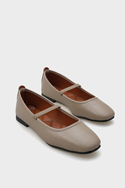Capone Outfitters Women's Crinkled Patent Leather Beige Ballerinas