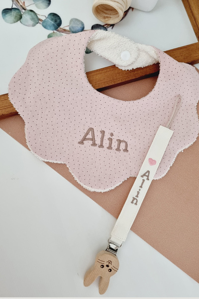 BABYHANDLOVE İsimli Ahşap Klipsli Ekru Emzik Askısı ve İsimli Pembe Önlük