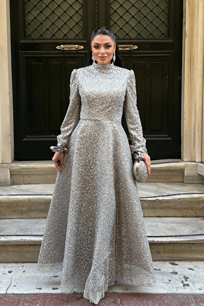 giyimmasalı فستان سهرة بتفاصيل من القماش الساتان المطرز - رمادي