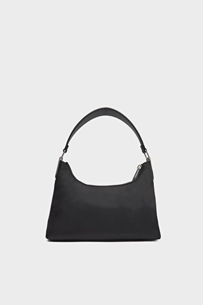 Calvin Klein Kadın Fermuar Kapamalı CK Logolu Kısa Askılı Siyah Omuz Çantası LV04K3219G-UB1