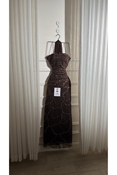 Onila Luxurious embroidered brown dress with a long shawl