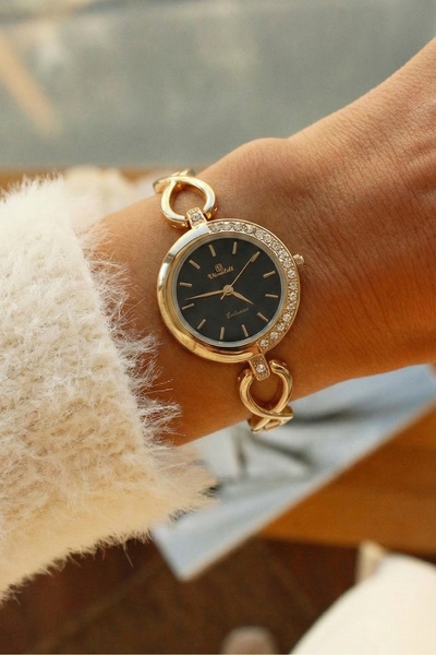 Vivaldi Kadın Altın Renk Zincir Detaylı Siyah Kadran Taşlı Şık Bileklik Saat | 2 Yıl Garanti