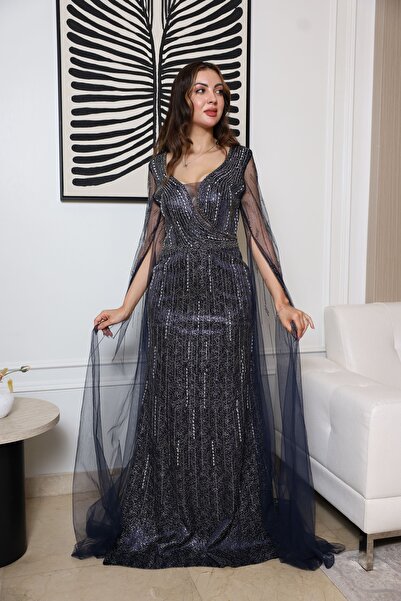 molan fashion فستان سهرة طويل بلون كحلي غامق مرشوش جليتر من الأعلى إلى الأسفل، يعطي إحساس “سجادة حمراء”