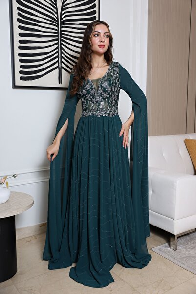 molan fashion فستان يحاكي أناقة السجادة الحمراء بلون أخضر زمردي عميق يخطف النظر من بعيد