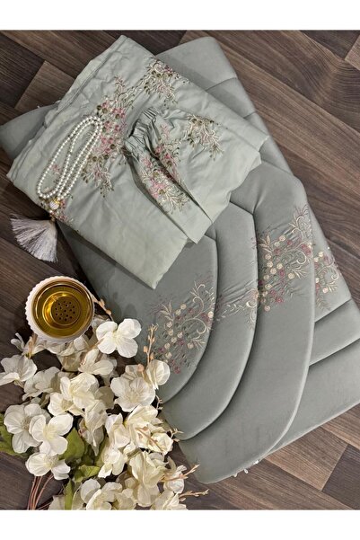 abdelqater A luxurious, padded prayer mat set with royal embroidery, ideal for the elderly and for relieving knee pain during prostration.