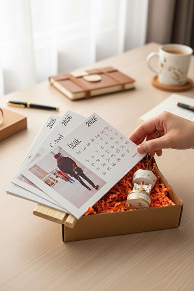 Hediyelen 2026 Yılbaşı Hediyesi Fotoğraflı Masa Takvimi ve Atlı Karınca Hediye Seti